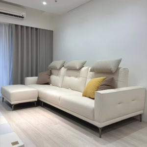 米白色一字型功能沙發搭配腳椅，融入現代簡約居家裝潢，營造明亮溫馨氛圍