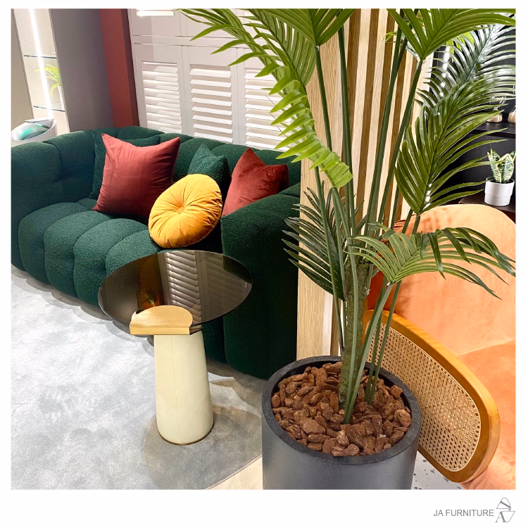 大成鋼江子翠門市｜羅格沙發與植栽配置