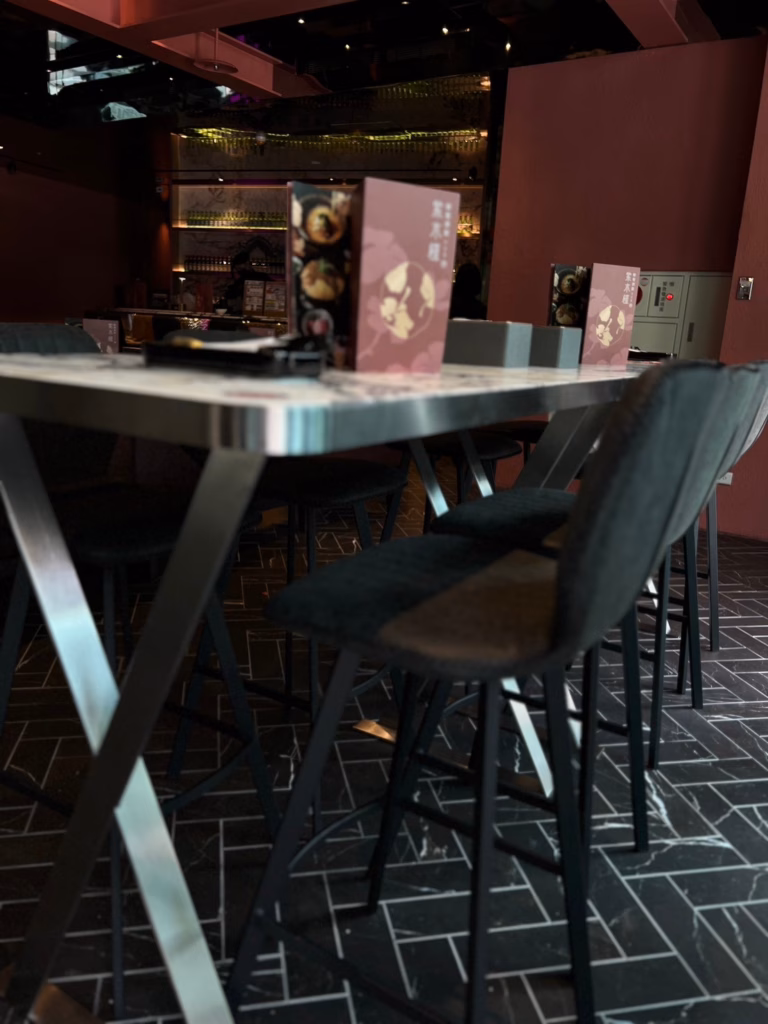 紫木槿韓餐酒館|高腳桌與金屬吧檯椅