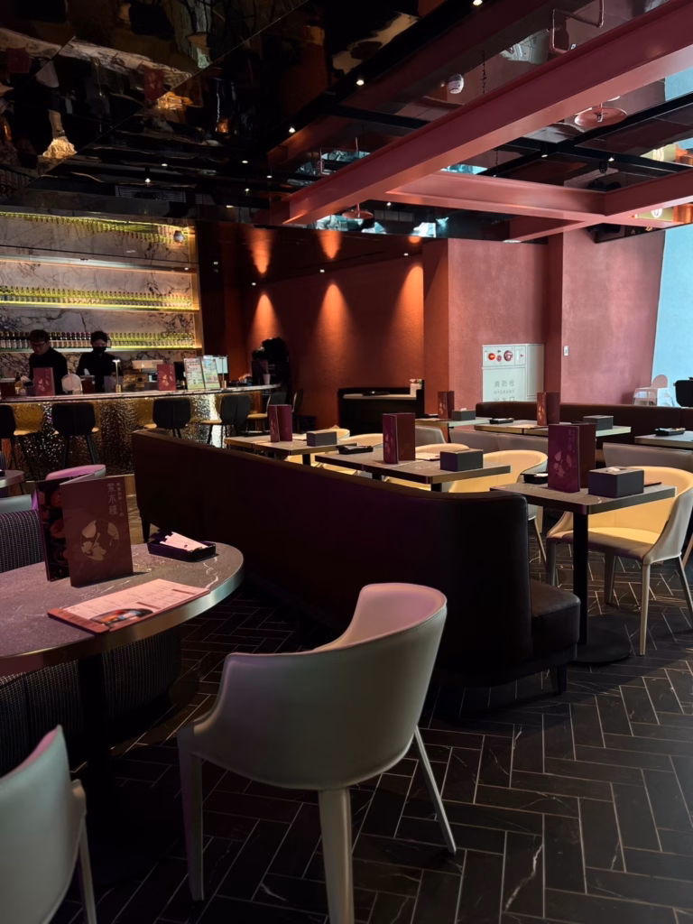 紫木槿韓餐酒館|餐酒館卡座與多張餐桌全景