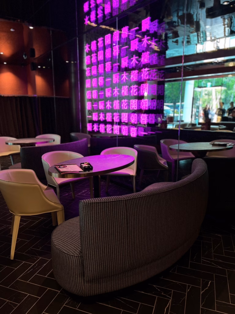 紫木槿韓餐酒館|弧形卡座與圓形餐桌