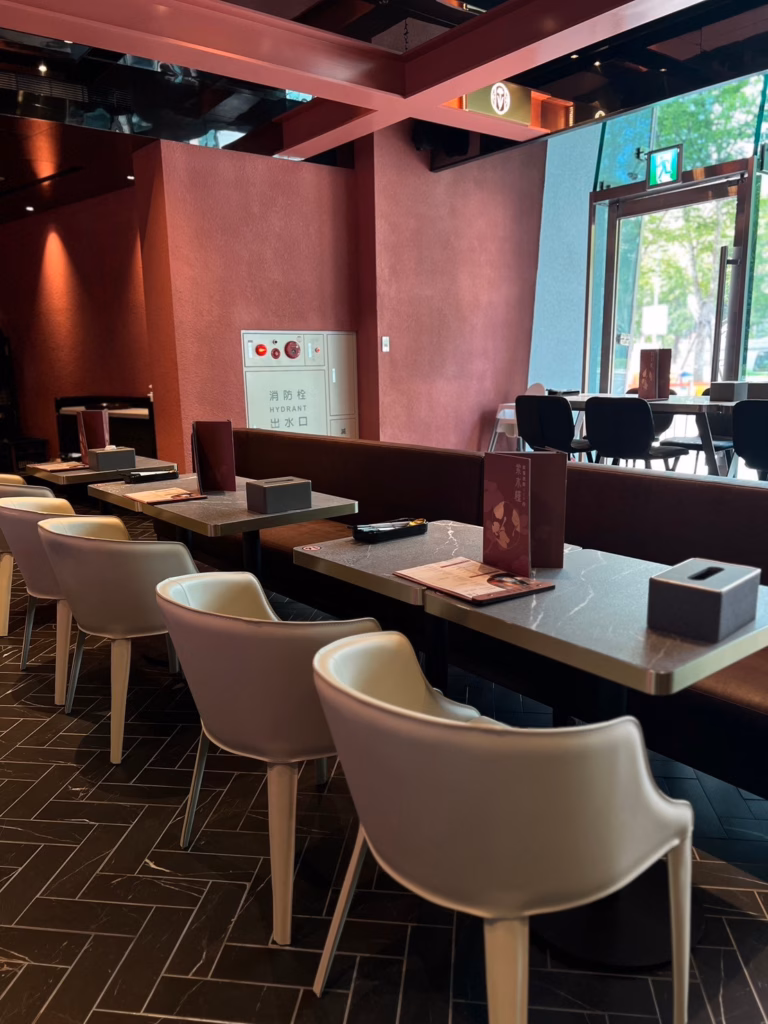 紫木槿韓餐酒館|餐酒館餐椅與長桌側景