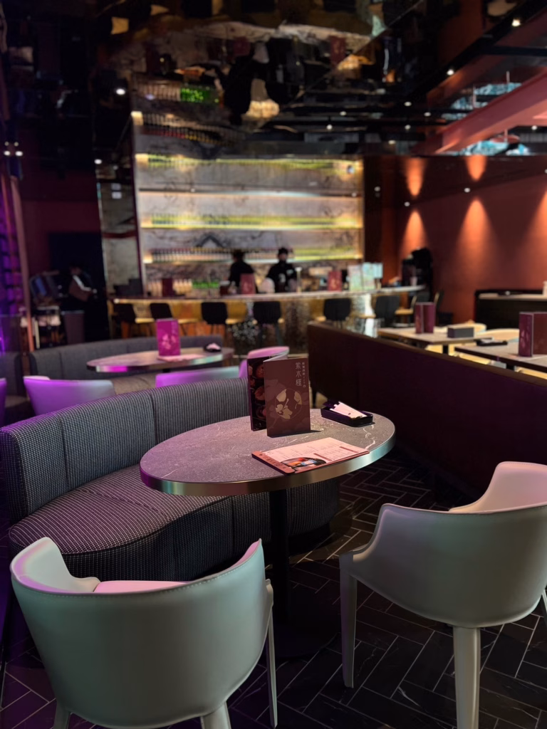 紫木槿韓餐酒館|餐酒館方桌與餐椅配置