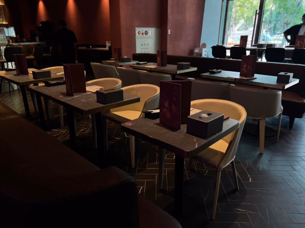紫木槿韓餐酒館|窗邊餐桌與餐椅座位區