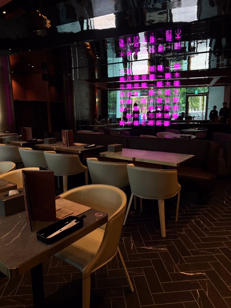 紫木槿韓餐酒館|餐酒館單椅與圓桌休憩區