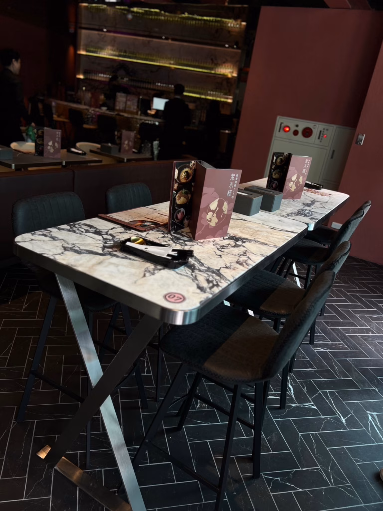 紫木槿韓餐酒館|大理石餐桌與灰色餐椅