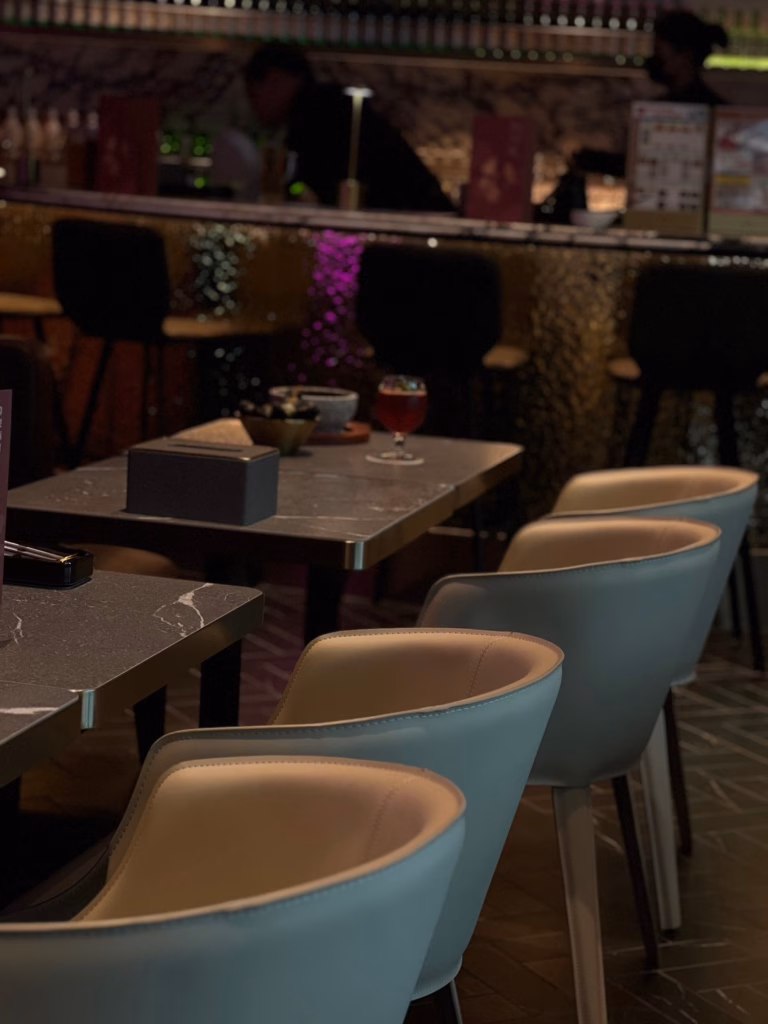 紫木槿韓餐酒館|吧檯旁多色餐椅排列