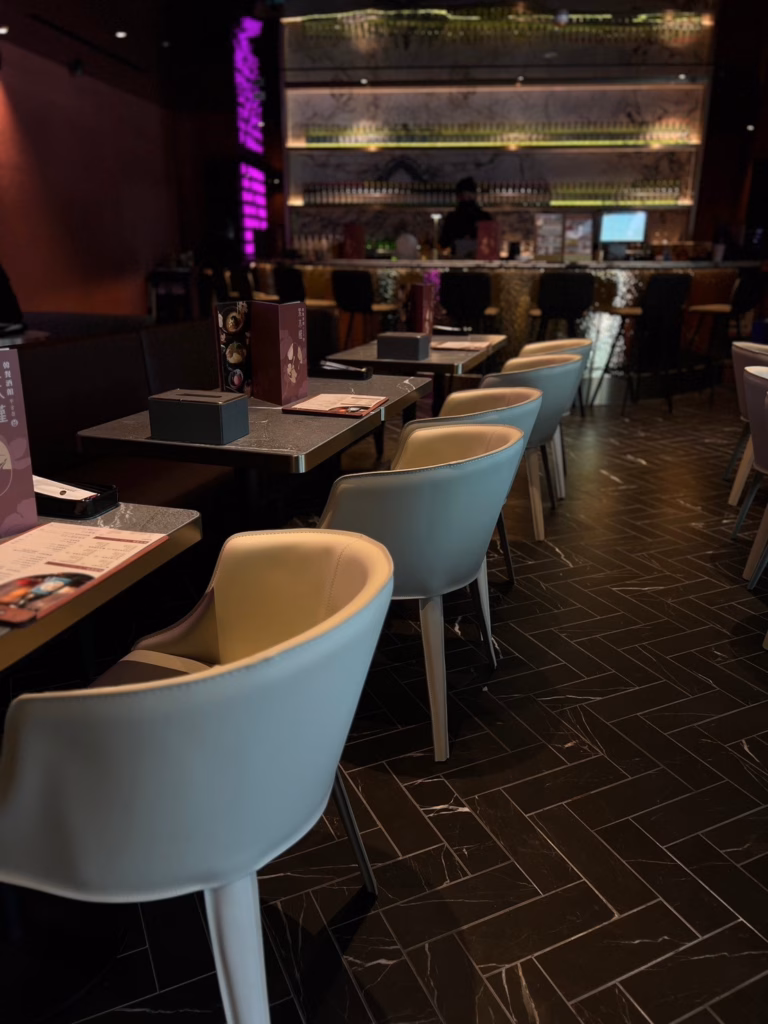 紫木槿韓餐酒館|餐酒館多色餐椅排列