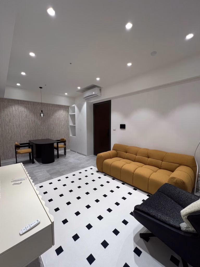 林口昕聯心｜芥末黃色跳跳糖格紋沙發全景
