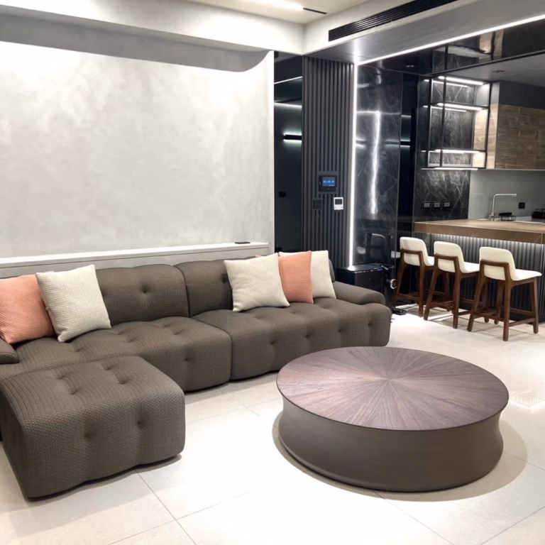 桃園｜呂宅｜深灰色羅格L型沙發與圓桌全景