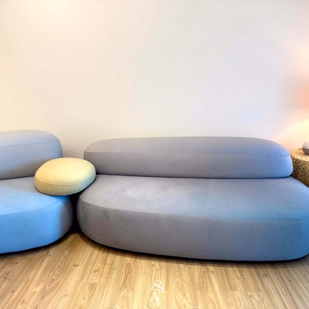桃園｜楊宅｜灰藍色鵝卵石沙發全景